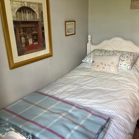 Comfy Cosy Little Room Tv Fridge Microwave Upton  المظهر الخارجي الصورة