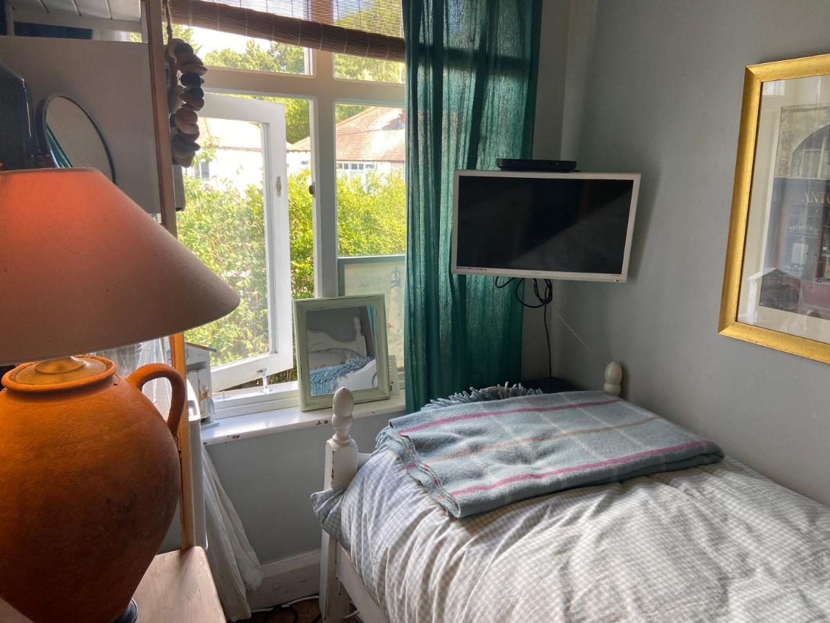 Comfy Cosy Little Room Tv Fridge Microwave Upton  المظهر الخارجي الصورة